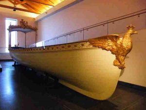 Questa immagine ha l'attributo alt vuoto; il nome del file è lancia-reale-a-14-remi-di-umberto-i-di-savoia-1889-300x225.jpg